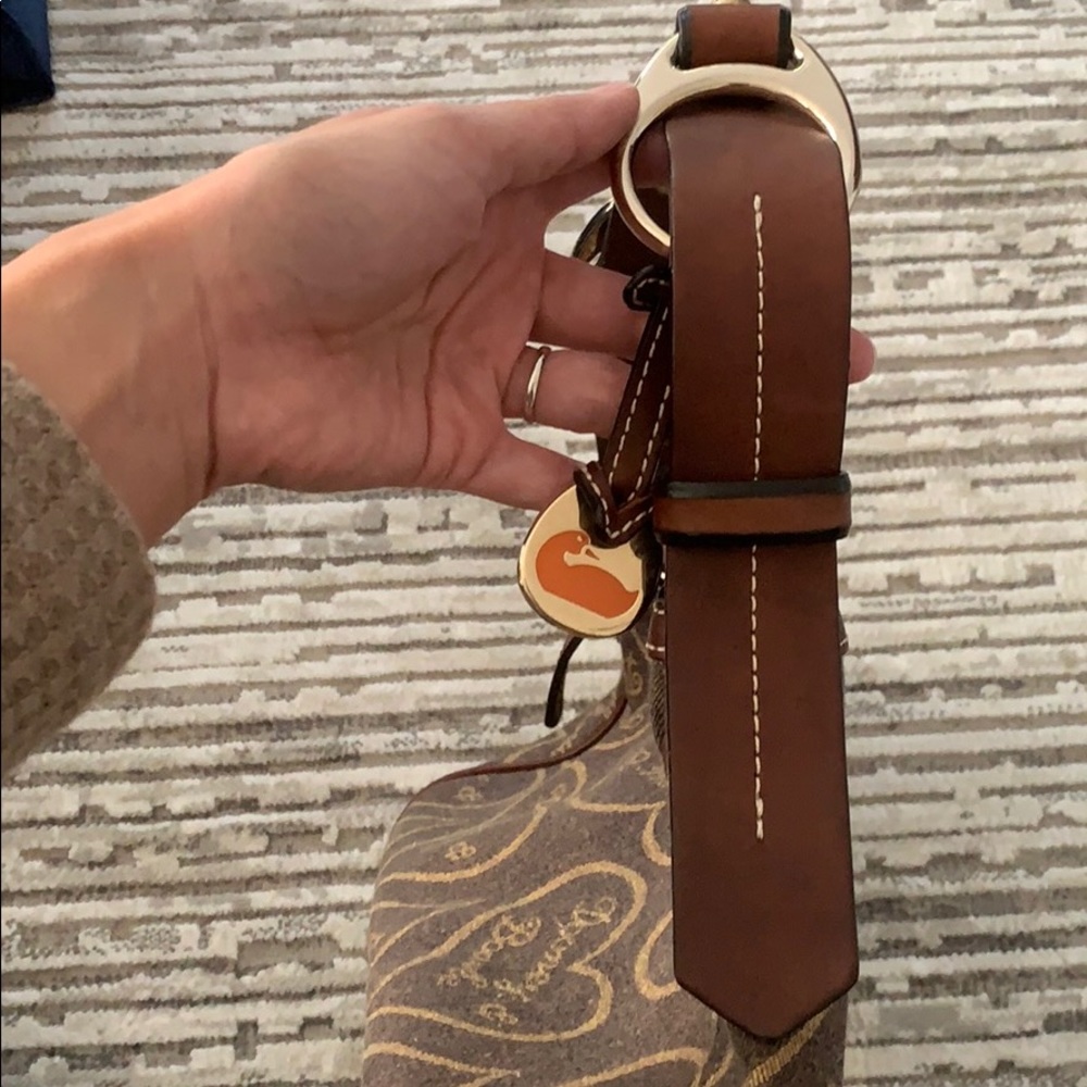 Dooney & Bourke shoulder purse. - Picture 3 of 4
